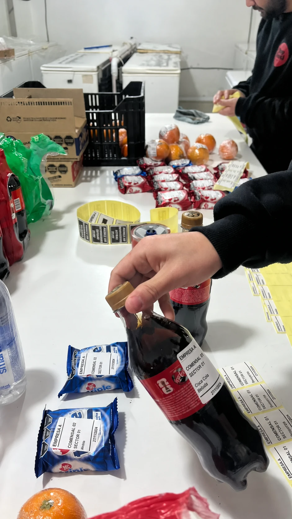 Identificación de bebidas y complementos durante el armado en Dayfood, con datos de ejemplo
