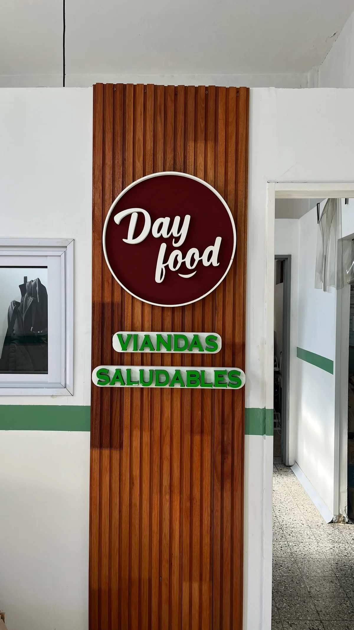 Cartel de Dayfood en el interior del local